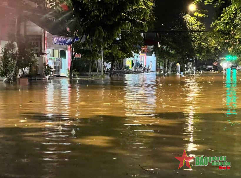 Yên Bái: Lũ dâng cao, TP Yên Bái ngập sâu trong biển nước